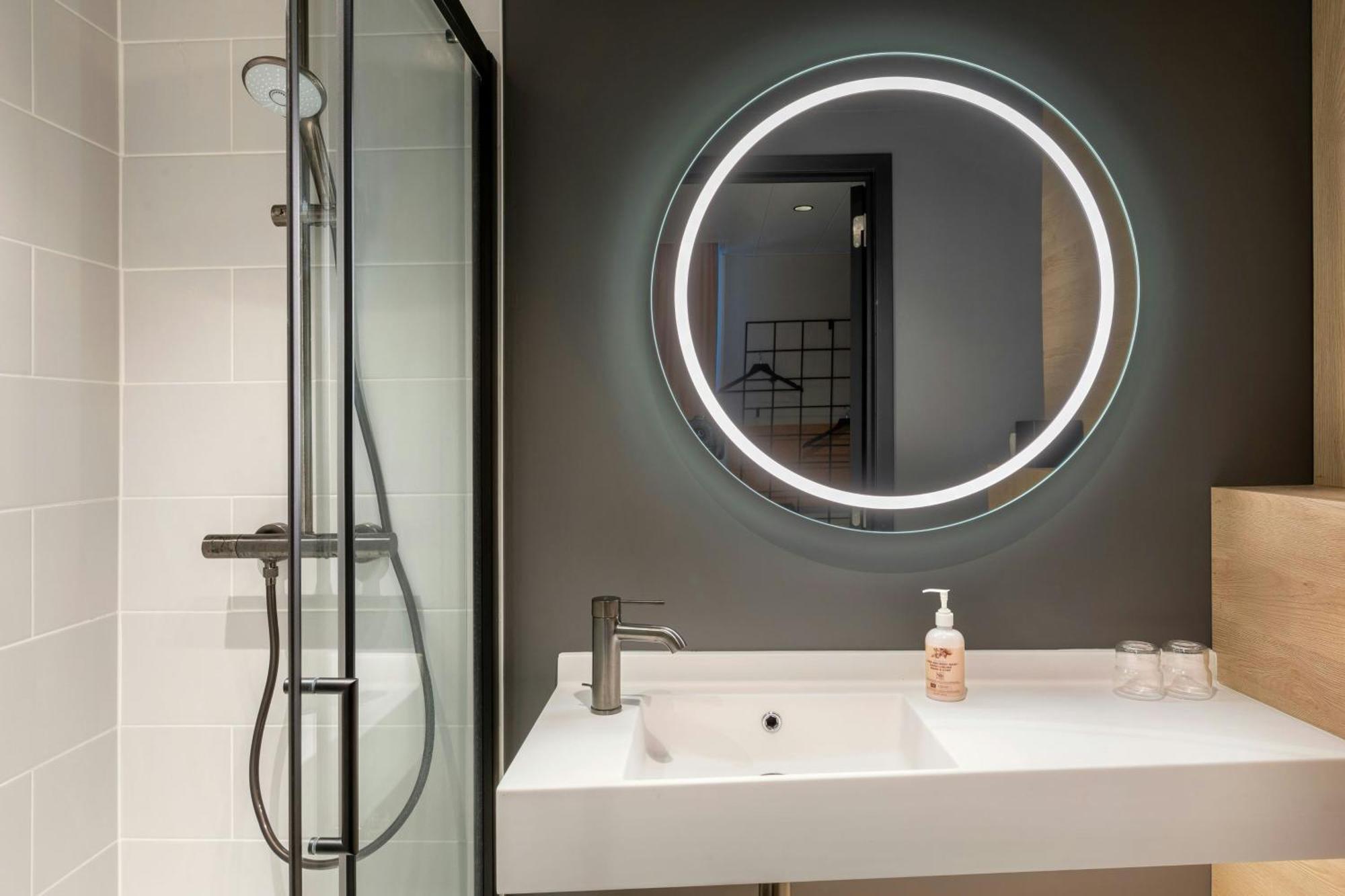 Moxy Antwerp Hotell Exteriör bild